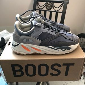 YEEZY Wave Runner 700 Magnet